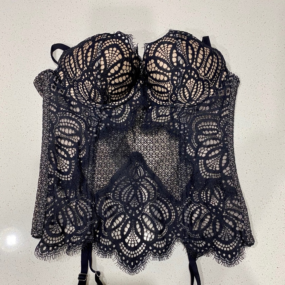 🔥🔥🔥Victoria’s Secret Corset and garters🔥🔥🔥